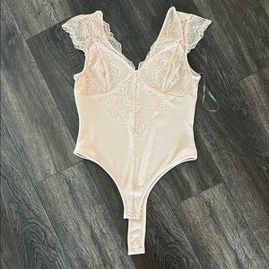 Entro Elegant Lace Bodysuit - Cream